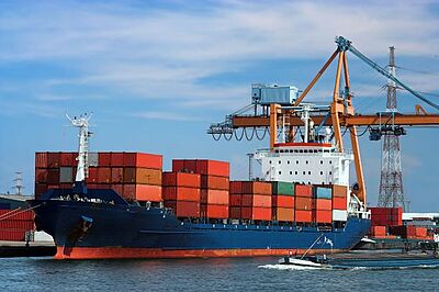 Containerschiff Meer mit Kran