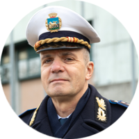 Porträt des Polizeikommandanten von Jesolo Claudio Vanin in seiner Uniform.