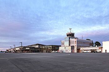 FlughafenPaderborn_148_Vorfeld_Sicht_in_Richtung_Gebaeude