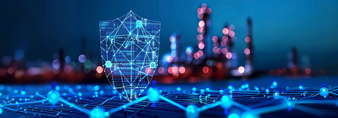 Grafik eines digitalen Schilds, das symbolisch für Cybersicherheit steht, vor einem unscharfen industriellen Hintergrund mit Lichtern.