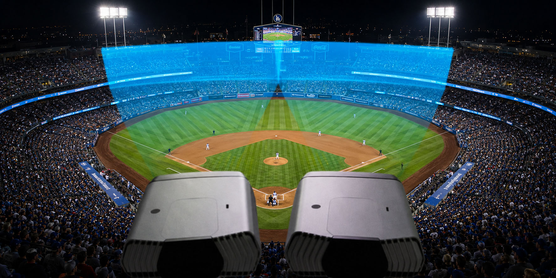 Ein Blick auf ein voll besetztes Fußballstadion während eines Spiels, mit zwei Kameras im Vordergrund und integriertem digitalen Overlay.