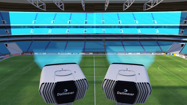 İki kamera bir stadyum tribününü kapsamlı bir şekilde izliyor
