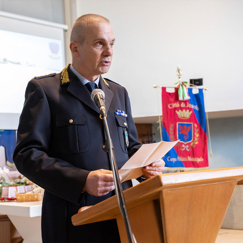 Claudio Vanin hält eine Rede in seiner Uniform.